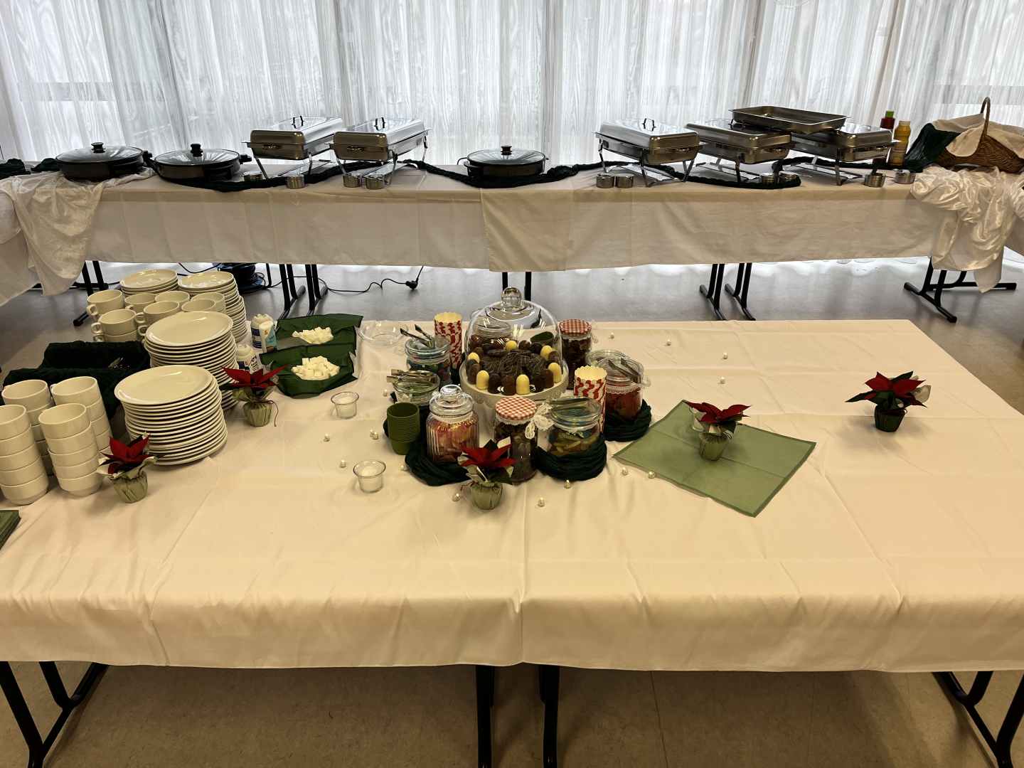 Das Bild zeigt ein aufgebautes Beispielbuffet mit Buffet-Reauchds im Hintergrund und Nachtischen im Vordergrund