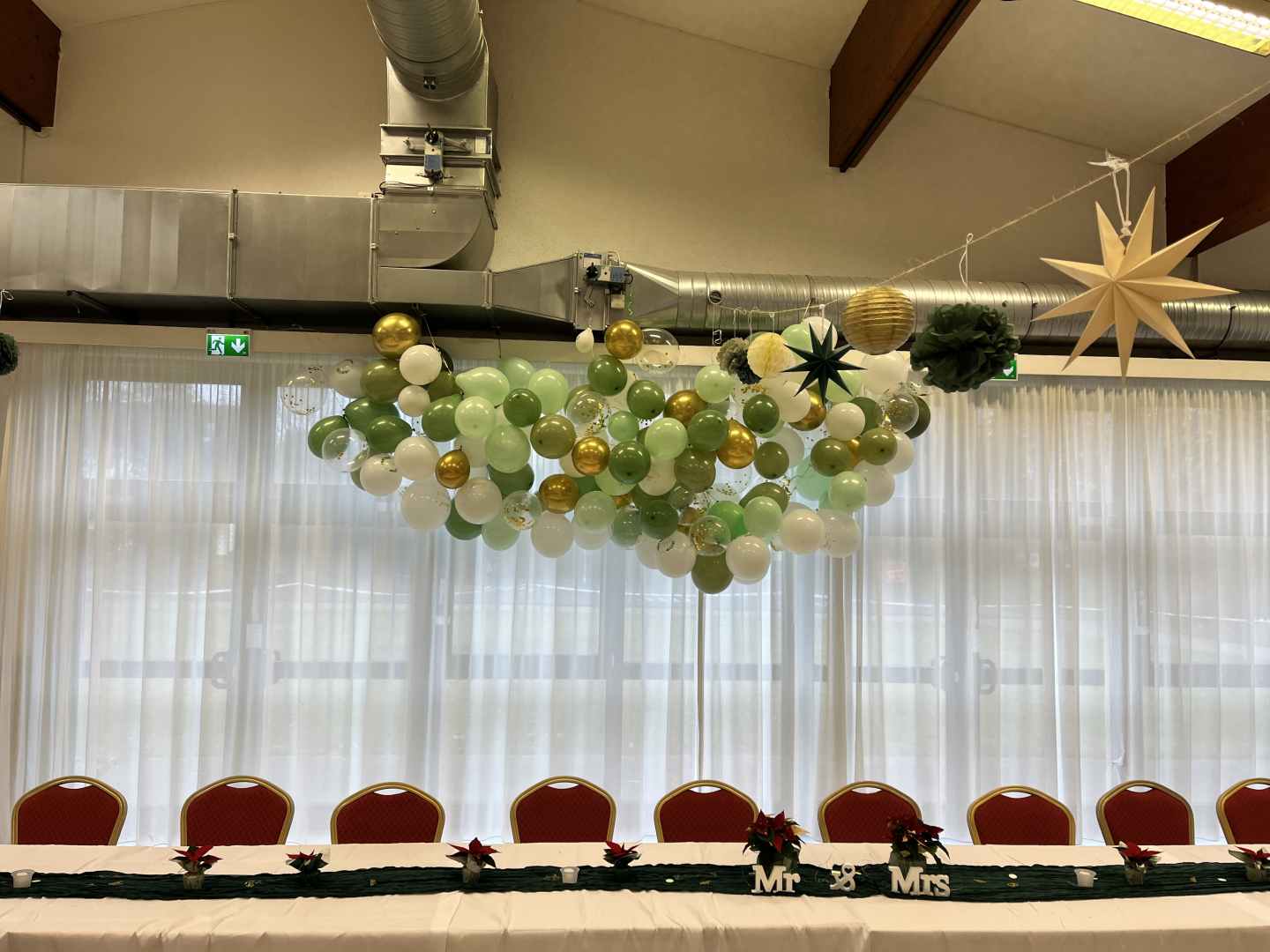 Das Bild zeigt aufgehangene Hochzeitsdekoration mit Luftballons