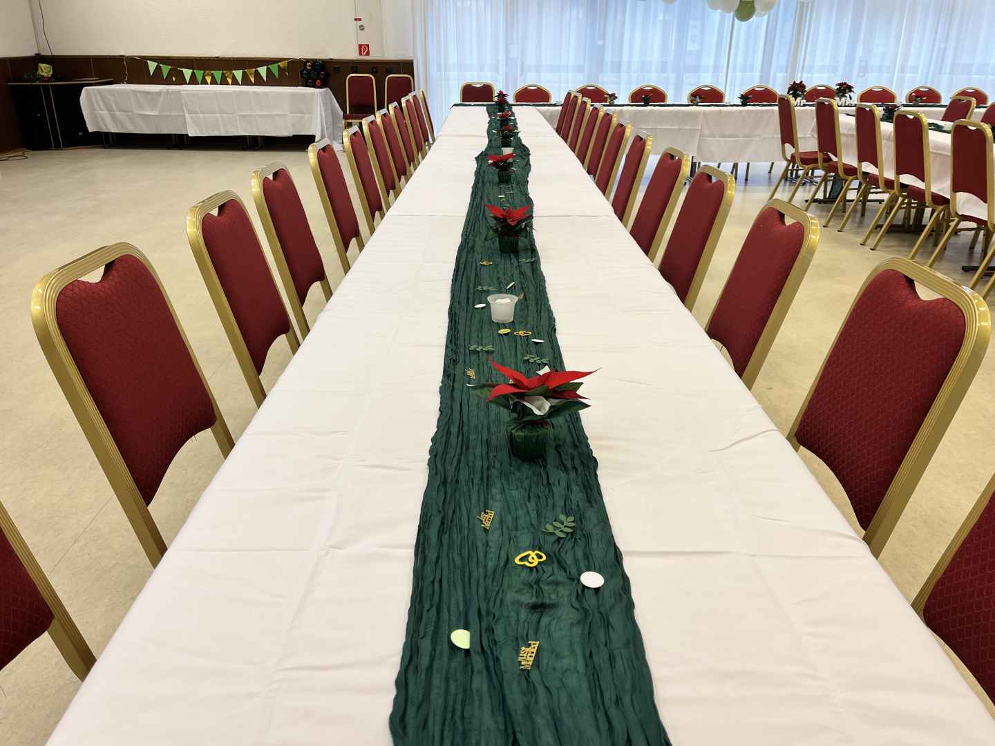 Das Bild zeigt ein aufgebautes Tischset mit Tischdekoration