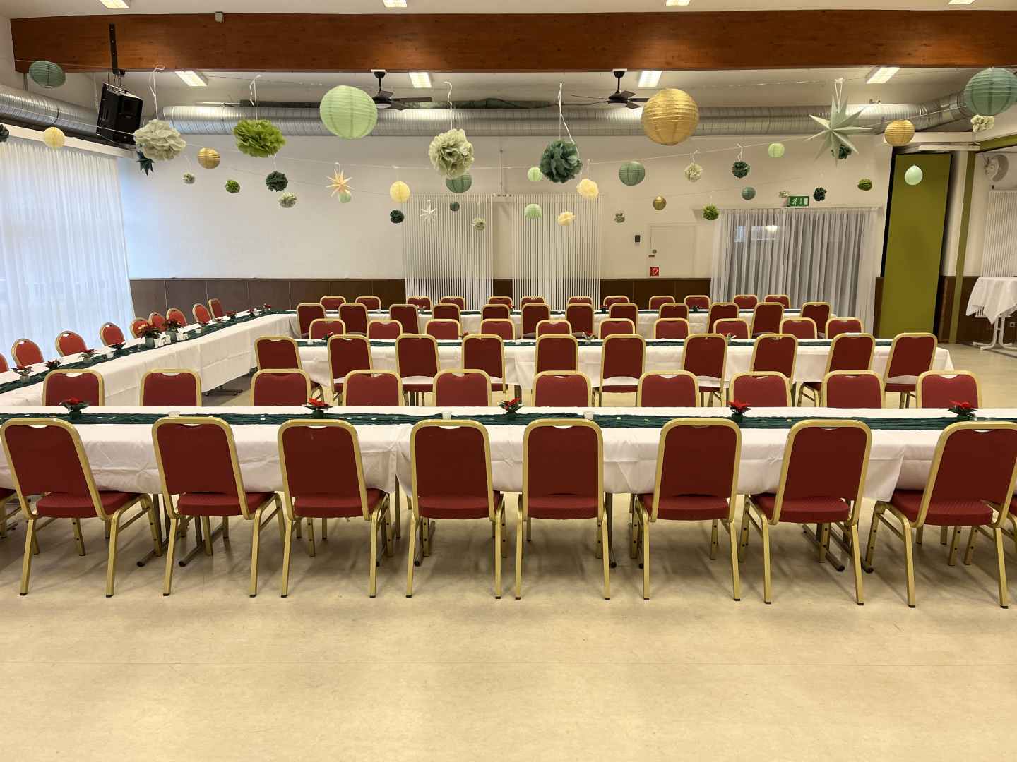 Das Bild zeigt ein aufgebautes Tischset in U-Form